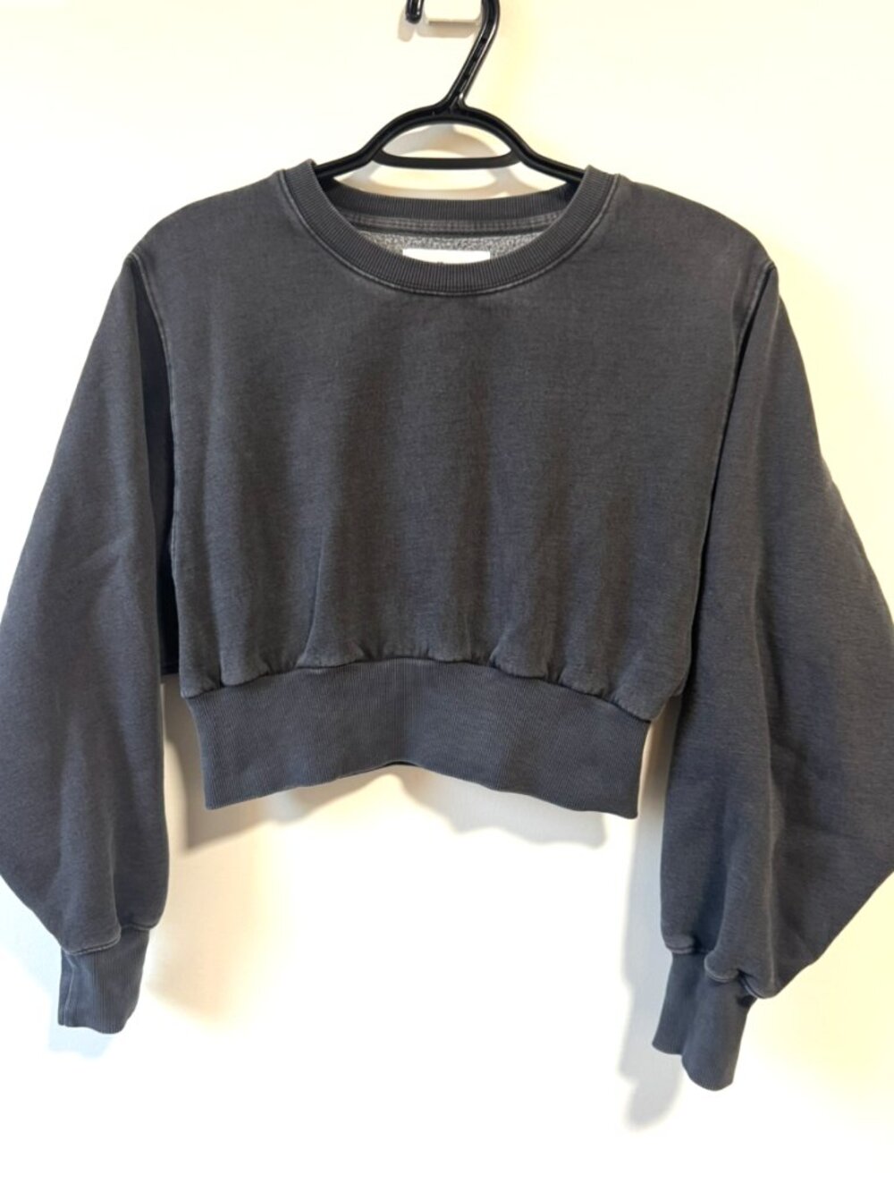 Aritzia TNA Heather Black Cropped Balloon-Sleeve Sweatshirt – XS